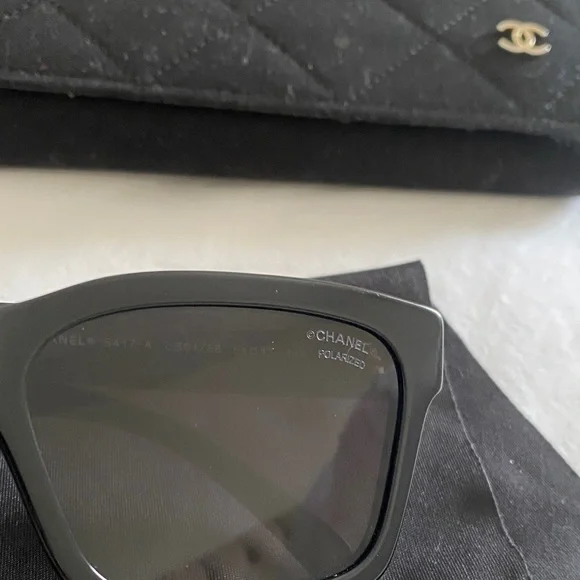CHANEL Elegant Black Sunglasses with Quilted Case display picture 2